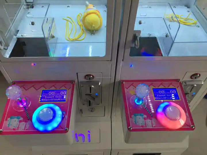 آلة مخلب صغيرة جداً تعمل بالعم - مراجعة Arcade Toy Vending Machine وسعره
